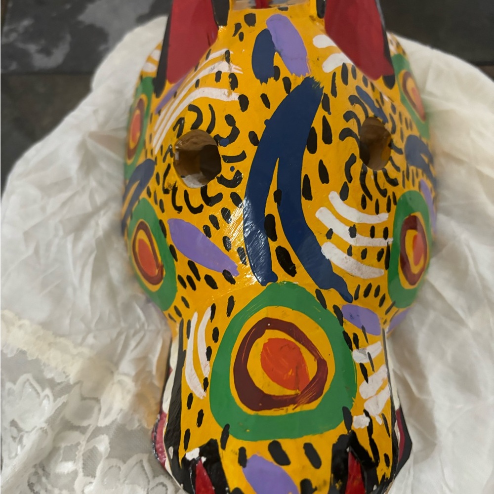#41 One of A Kind Vintage Carved Mask from Antigia Guatemala. Beautiful Colors. - Picture 2 of 10